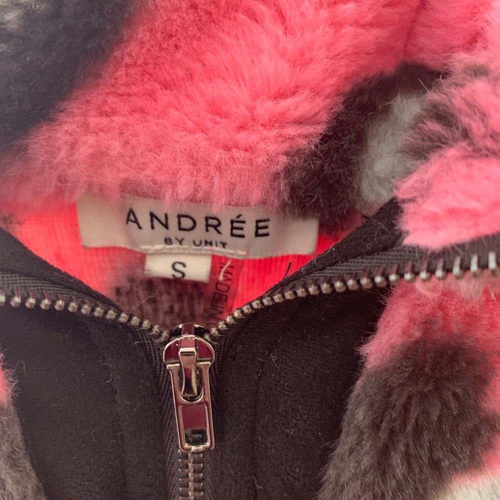 These three boutique pull over. - Picture 3 of 3